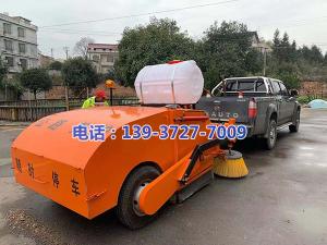 湖南省婁底市雙峰縣公路局養(yǎng)護(hù)中心彭站長與河南都市機械設(shè)備有限公司工程師喬主任,實地研究，精心設(shè)計制作了一款新型的皮卡車式道路清掃車