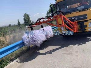 河南省駐馬店市公路管理局丁局長與我司合作研制成功新型護(hù)欄清洗機