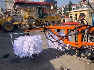 2020年11月11日山西省晉中市昔陽(yáng)縣公路管理段與河南都市機(jī)械設(shè)備有限公司合作，在宋段長(zhǎng)王隊(duì)長(zhǎng)凌師傅的精心安排指導(dǎo)下與喬主任祝師傅的積極努力，成功研制出了加寬雙護(hù)欄板600mm護(hù)欄清洗機(jī)